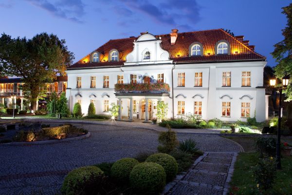 Palac Czarny Las (Woźniki)